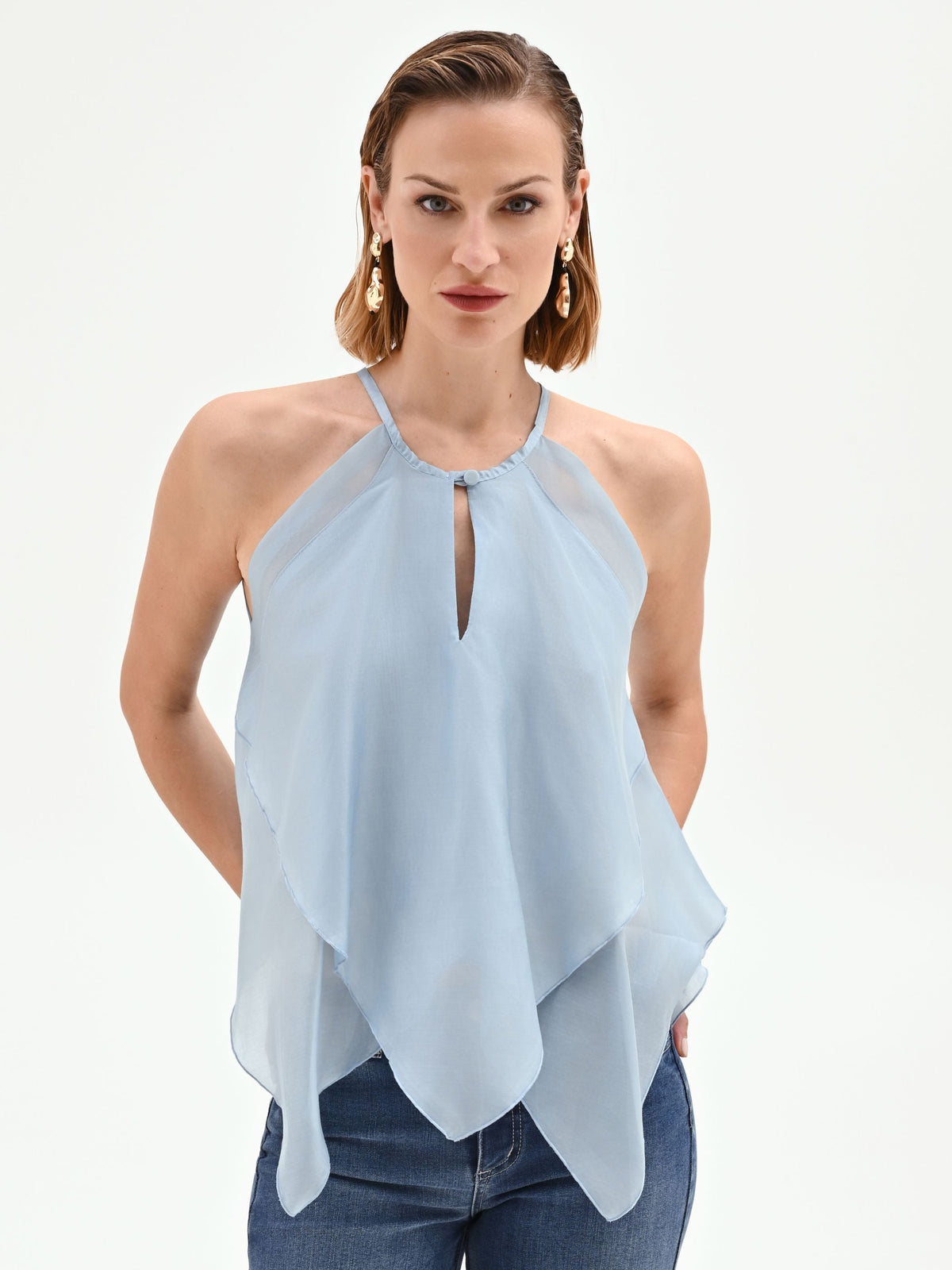 Top cielo azzurro con balze asimmetriche