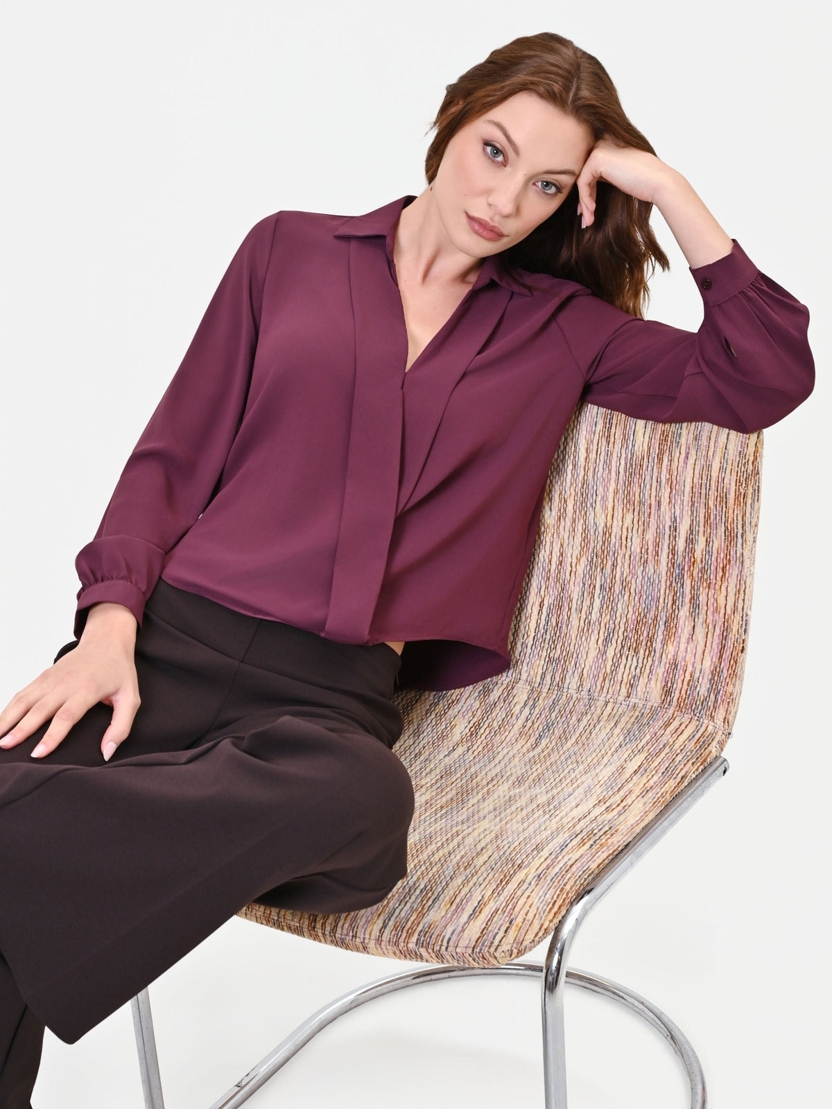 Blusa a camicia bordeaux rosso con cuciture sagomate