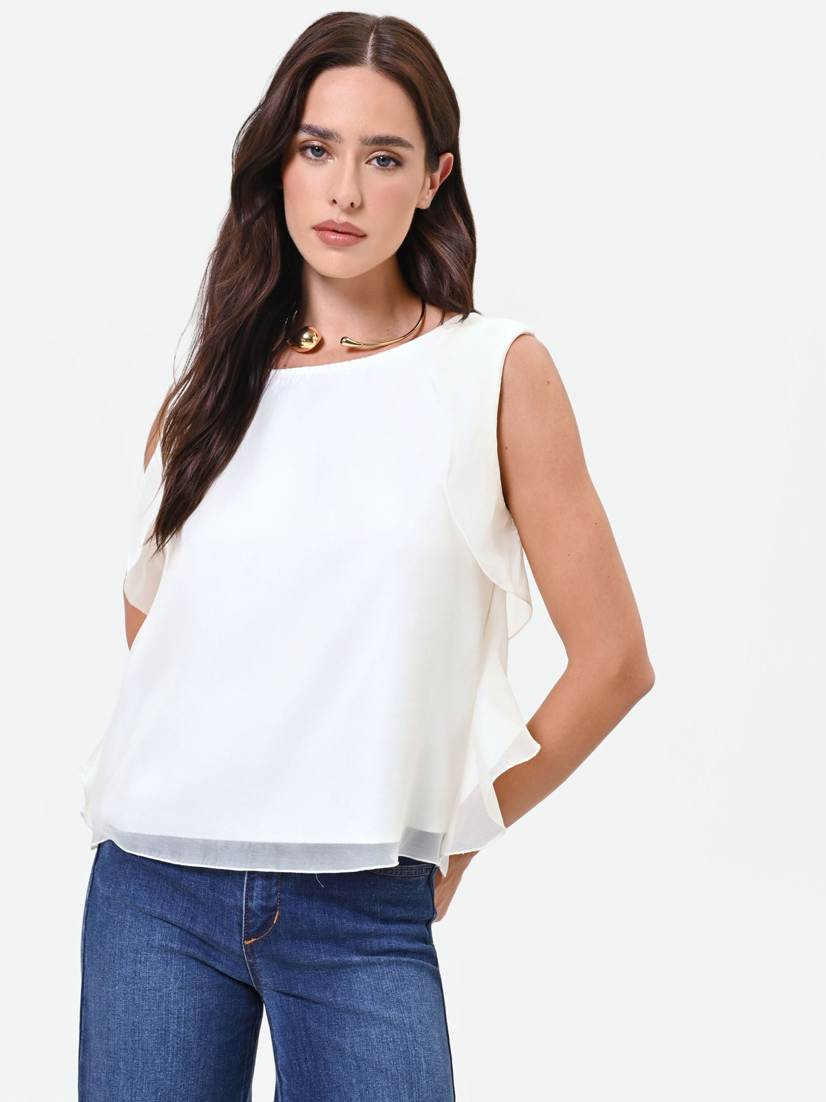 Top bianco con volant sui giromanica