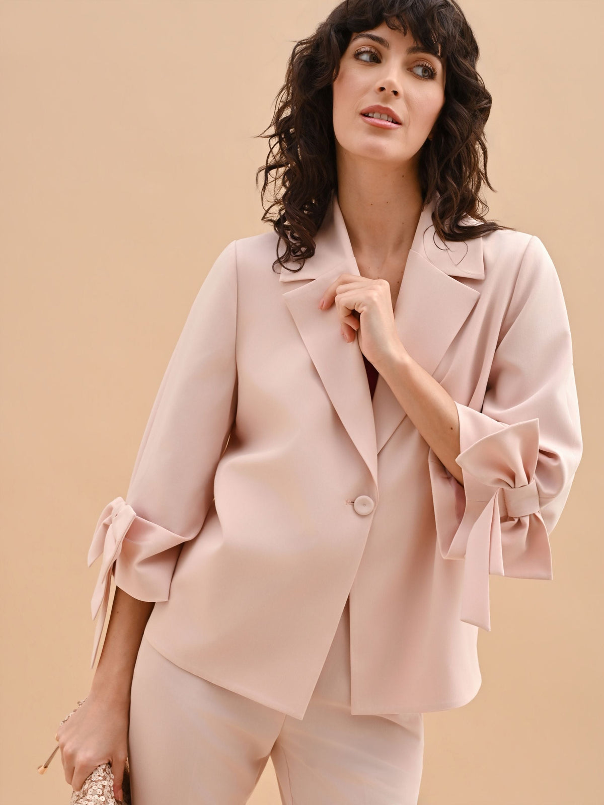 Giacca blazer rosa con fiocco sulla manica