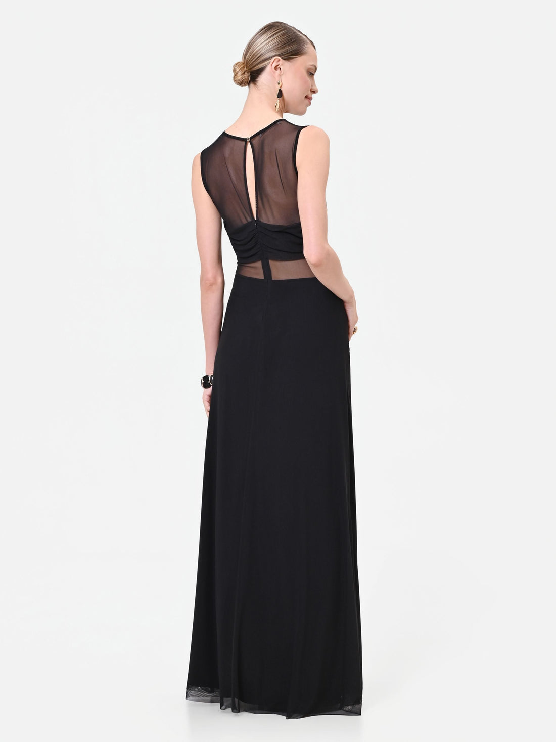 Abito lungo nero con dettagli in tulle
