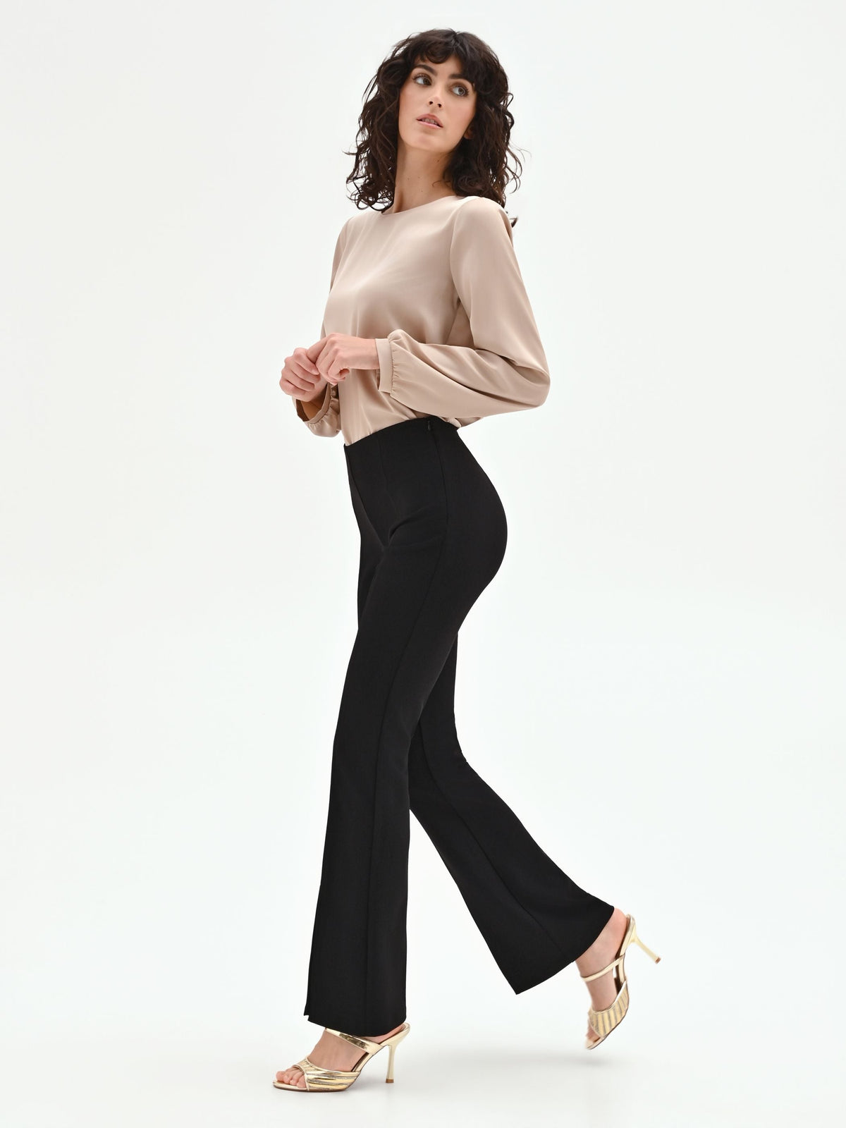 Pantalone nero flared con spacco frontale