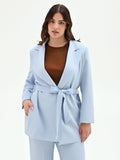 Giacca Curvy cielo azzurro con cintura in vita