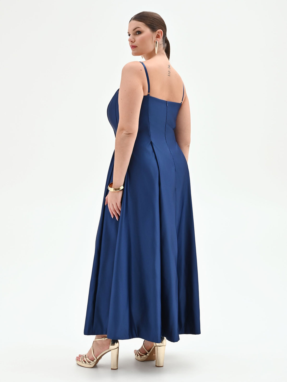 Abito curvy lungo in raso blu brillante