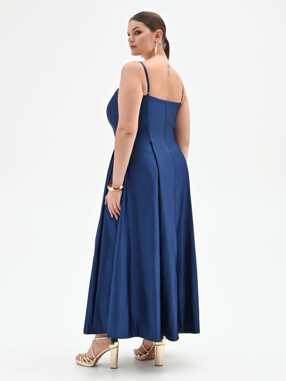 Abito curvy lungo in raso blu brillante