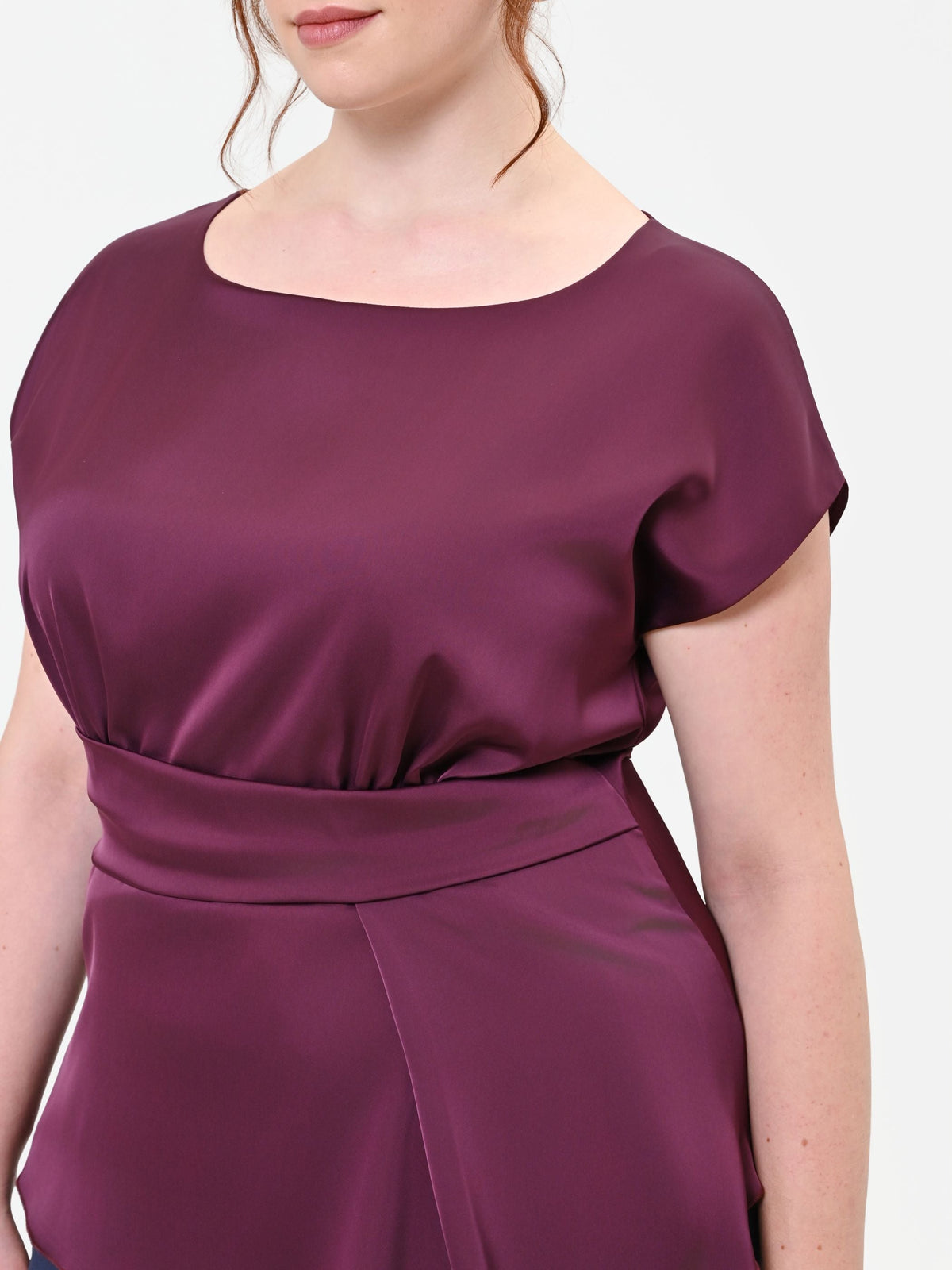 Blusa Curvy in raso bordeaux con drappeggio asimmetrico