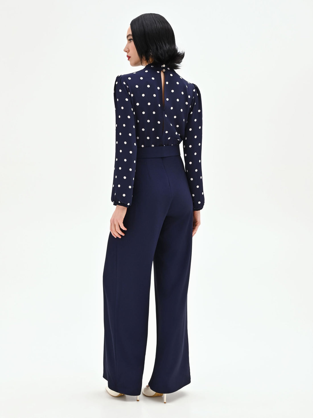 Tuta blu con blusa a pois e collo foulard