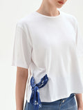 T-shirt bianca con foulard stampa bandana