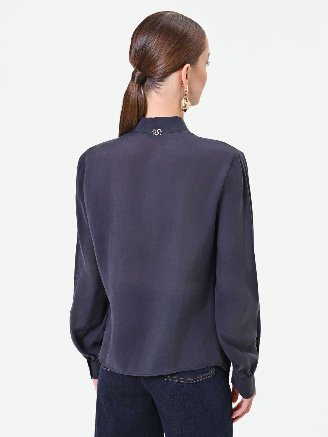 Blusa blu navy con collo a fiocco e volant