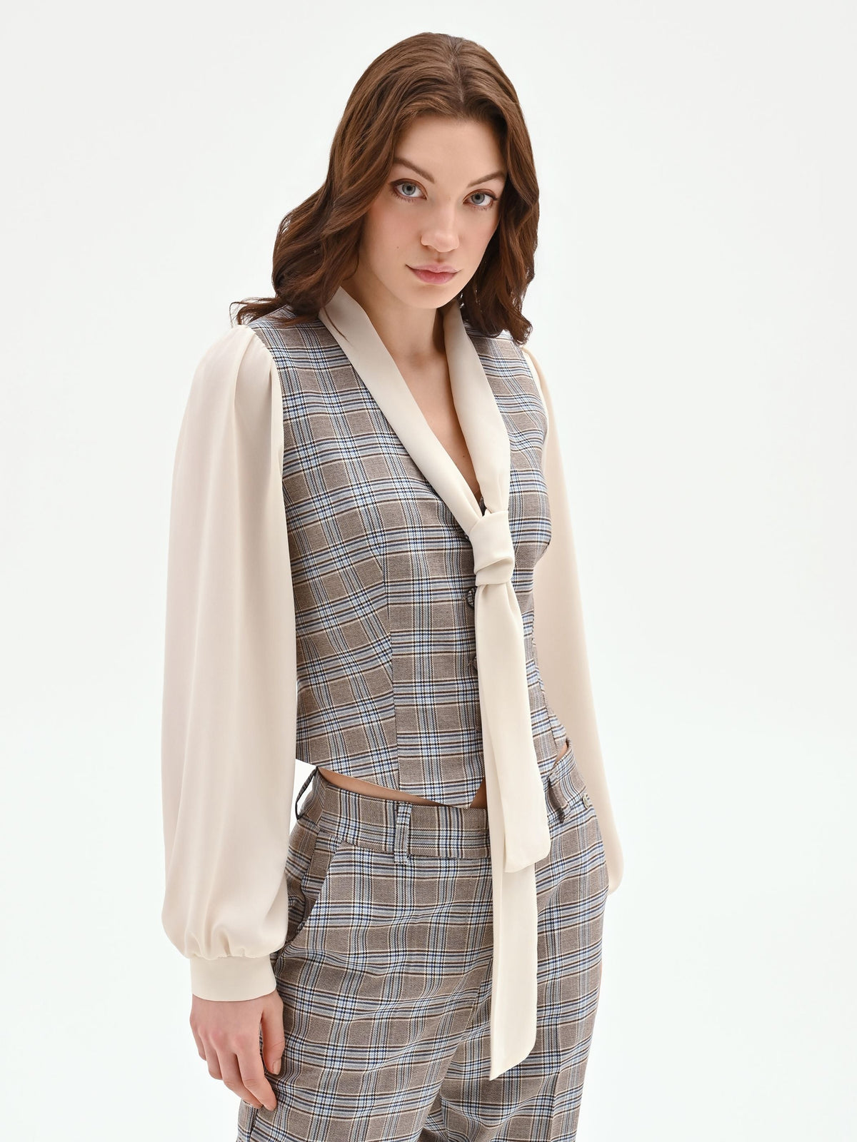 Blusa azzurra check con gilet e collo lavallière