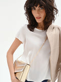 Blusa bianca in raso con scollo a barchetta
