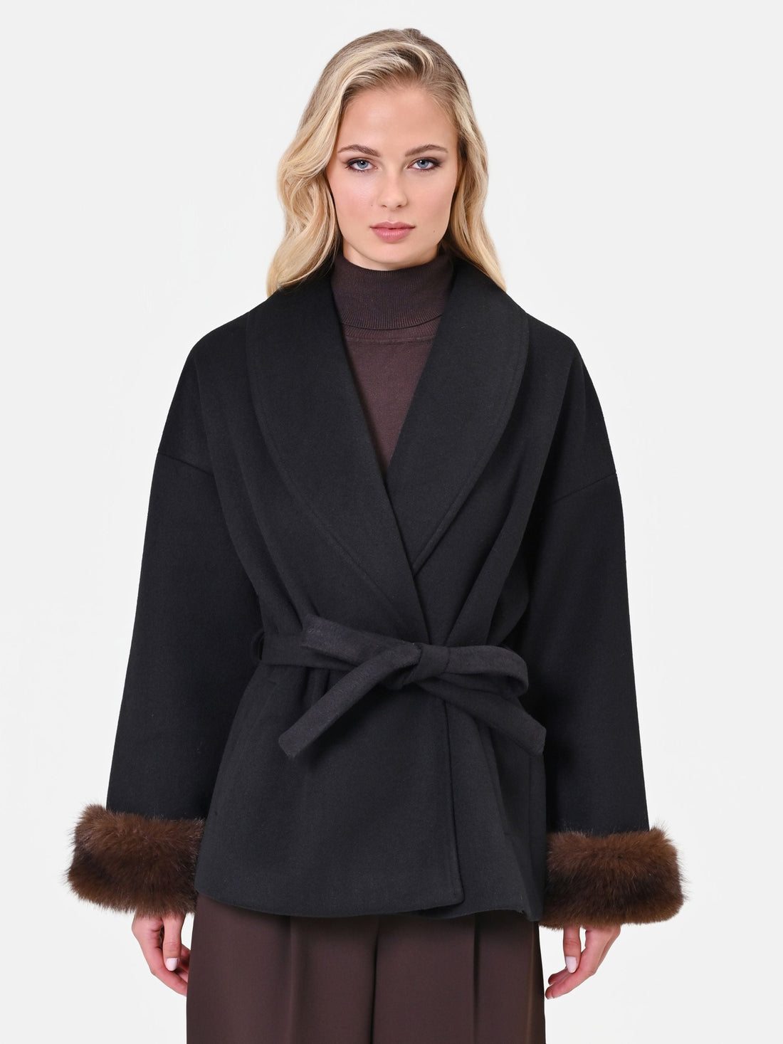 Cappotto corto nero a vestaglia con polsi effetto pelliccia in velour