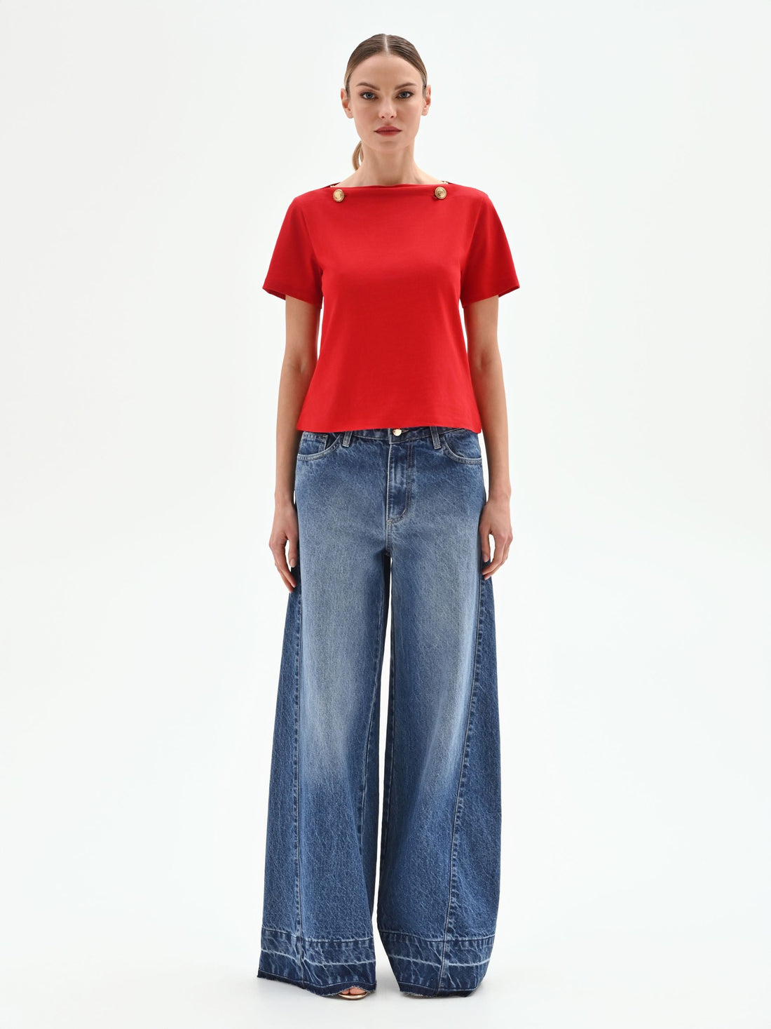T-shirt rossa con dettagli oro