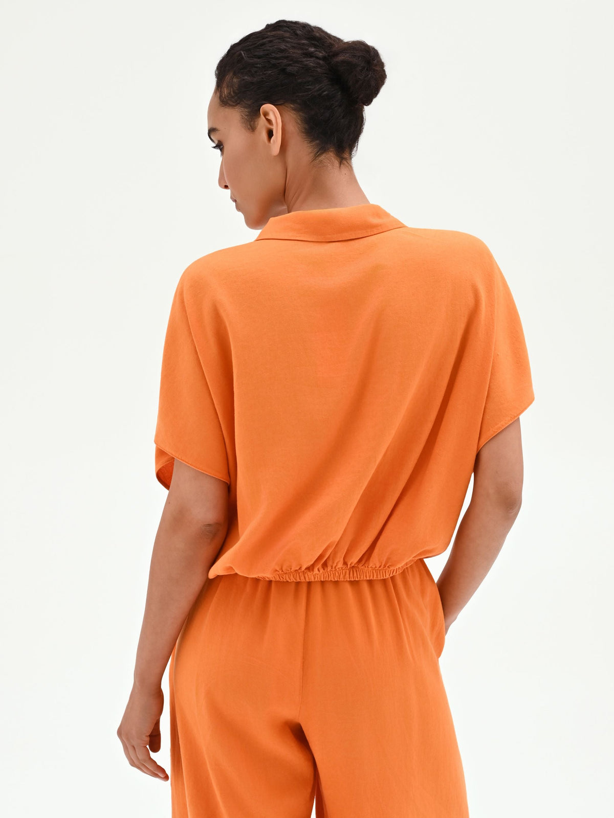 Camicia arancione in lino con nodo