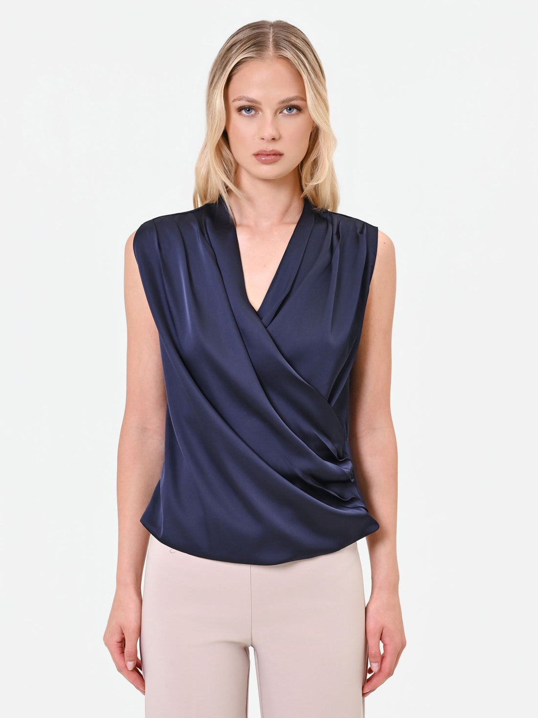 Top in raso blu navy con scollo incrociato