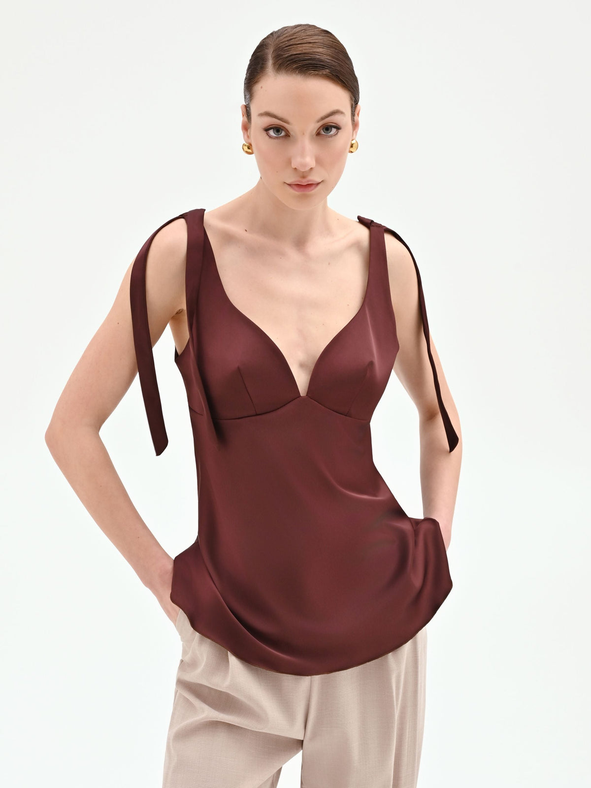 Top in raso cioccolato con fiocchi sulle spalle