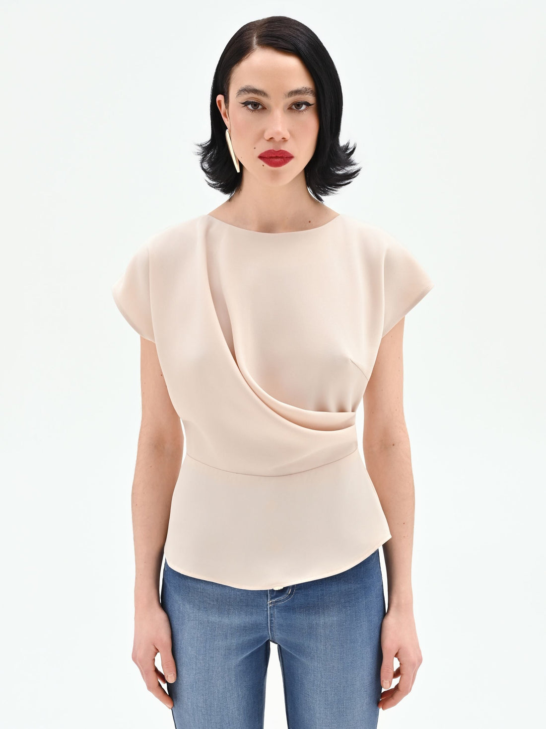 Blusa beige chiaro con drappeggio asimmetrico