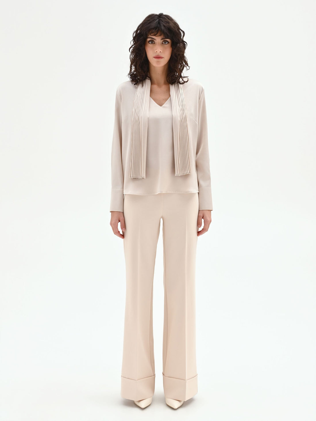 Blusa beige chiaro con foulard plissettato