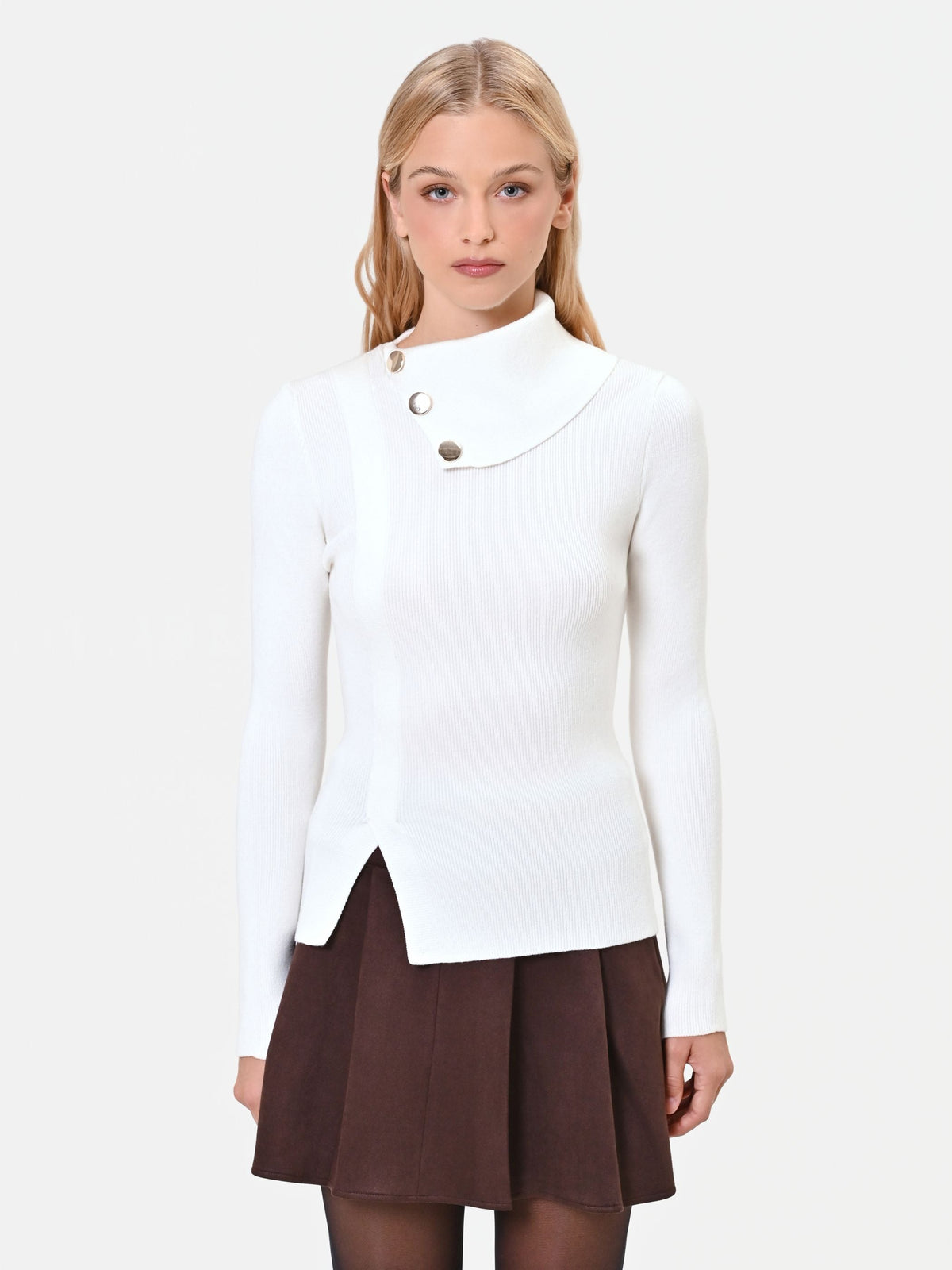Maglia bianco panna con collo asimmetrico in misto viscosa