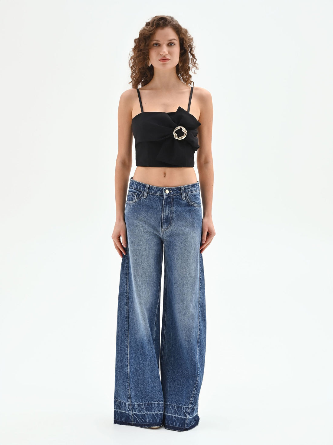 Top crop nero con drappeggio e fibbia gioiello