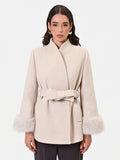 Cappotto corto beige con polsini effetto pelliccia