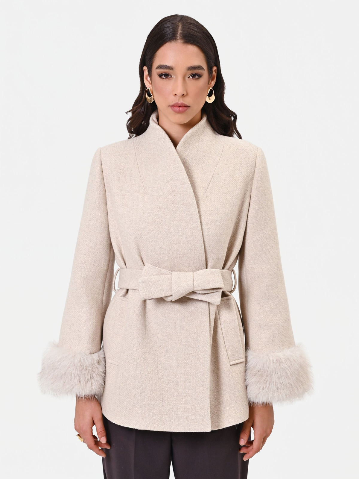 Cappotto corto beige con polsini effetto pelliccia
