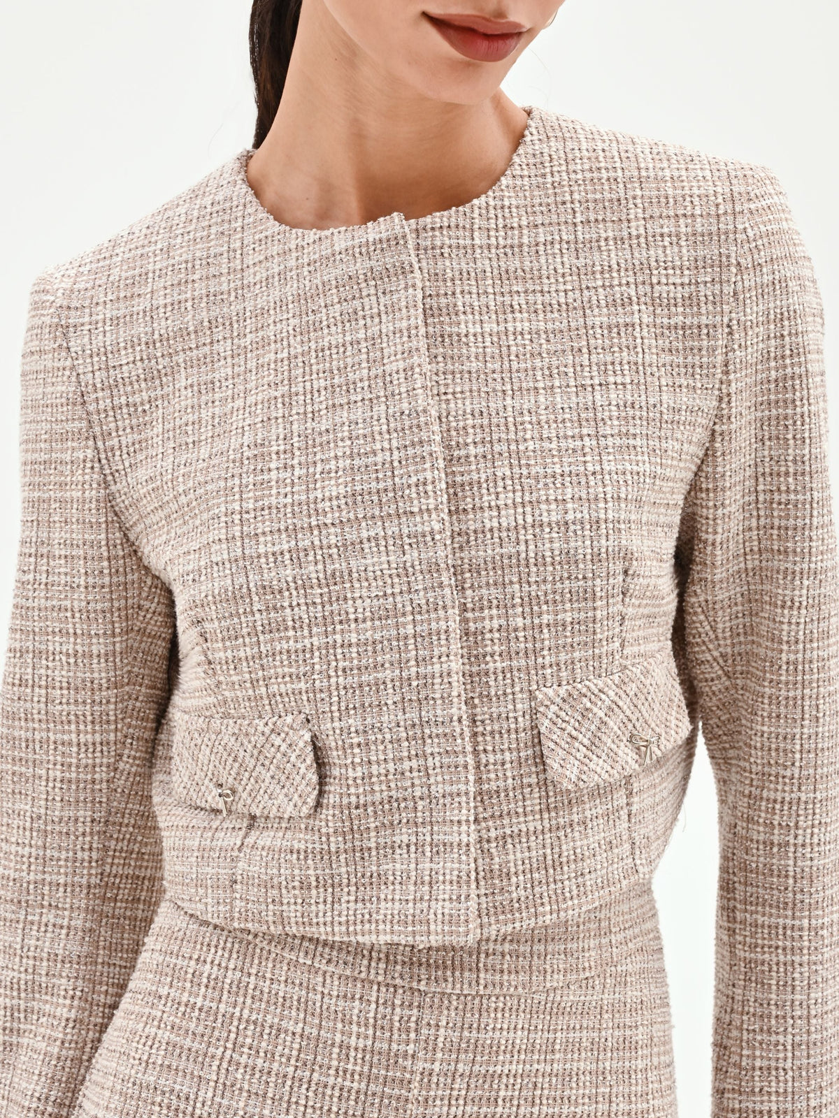 Giacca beige chiaro in tweed con tasche applicate