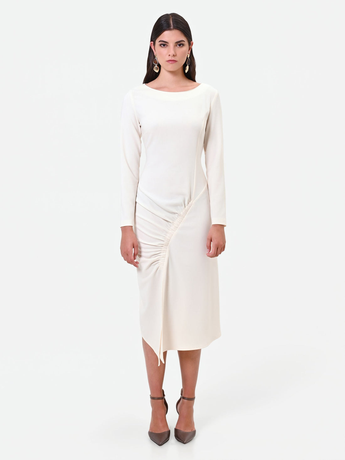 Abito midi bianco con drappeggio asimmetrico