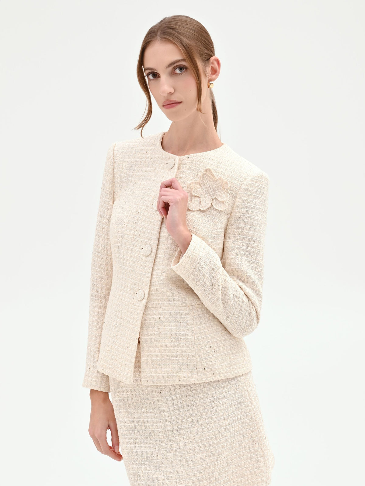 Giacca bouclé beige chiaro con fiore applicato