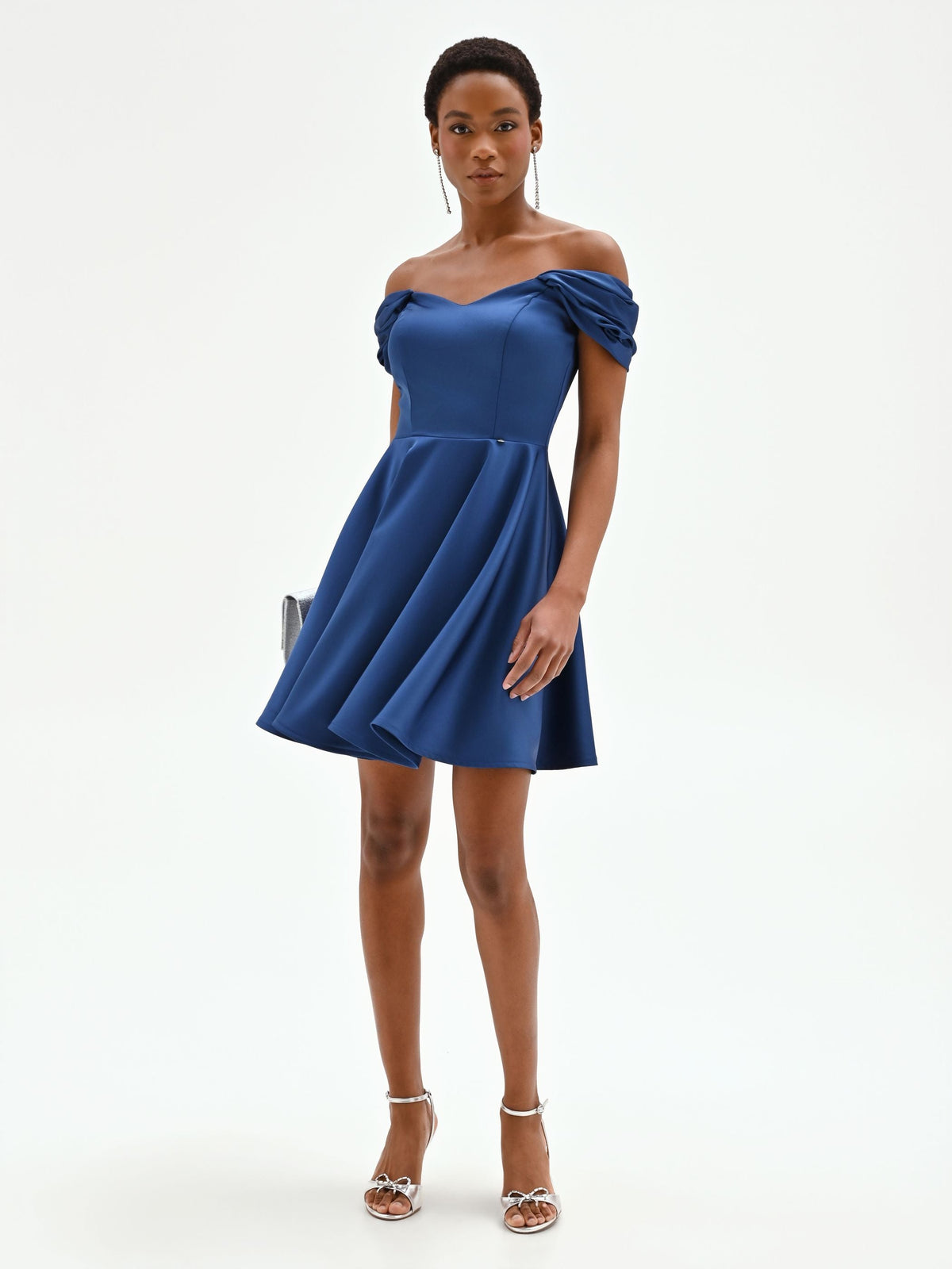 Abito corto blu brillante con scollo a cuore