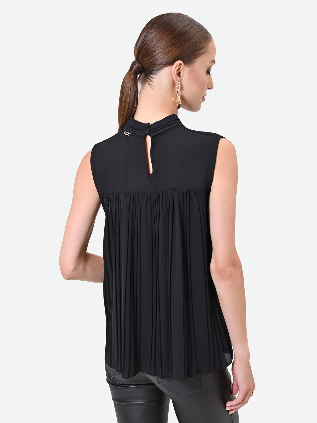 Top smanicato nero con dettaglio plissé