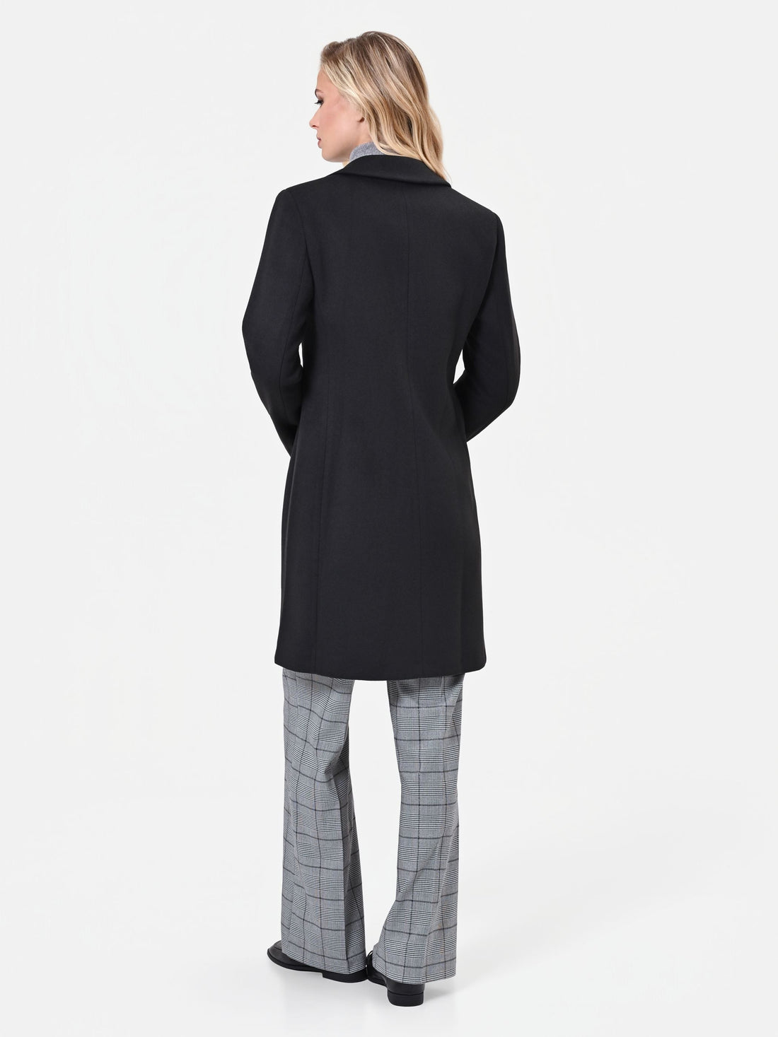 Cappotto nero monopetto dal taglio dritto in velour
