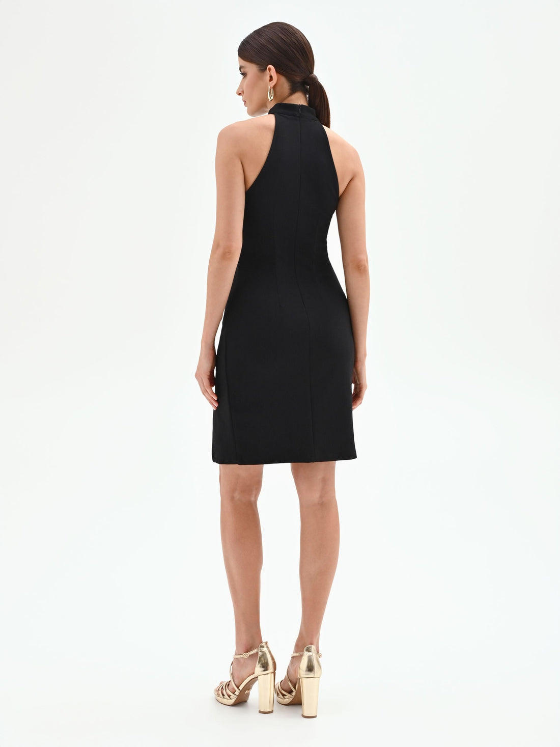 Abito corto nero con scollo all'americana