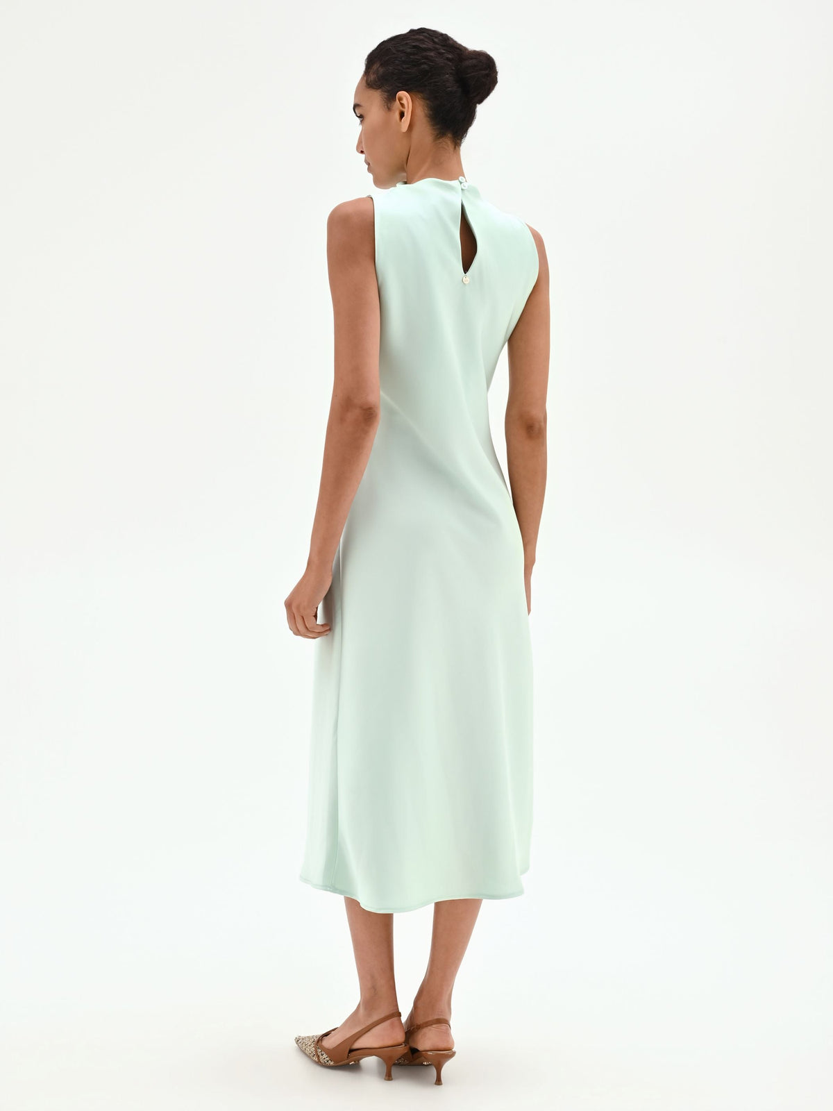 Abito midi in raso verde menta con collo alto
