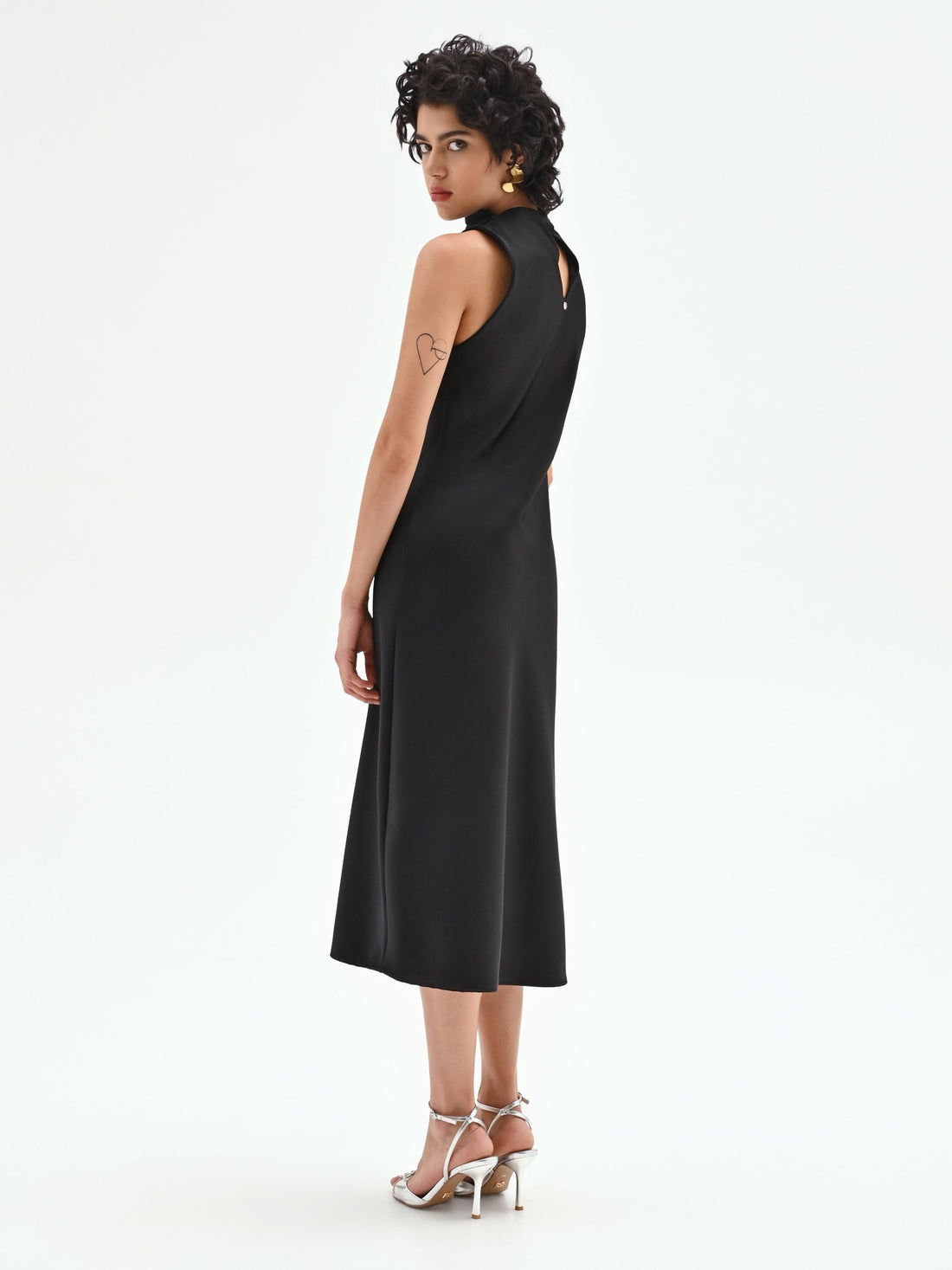 Abito nero in raso con scollo drappeggiato