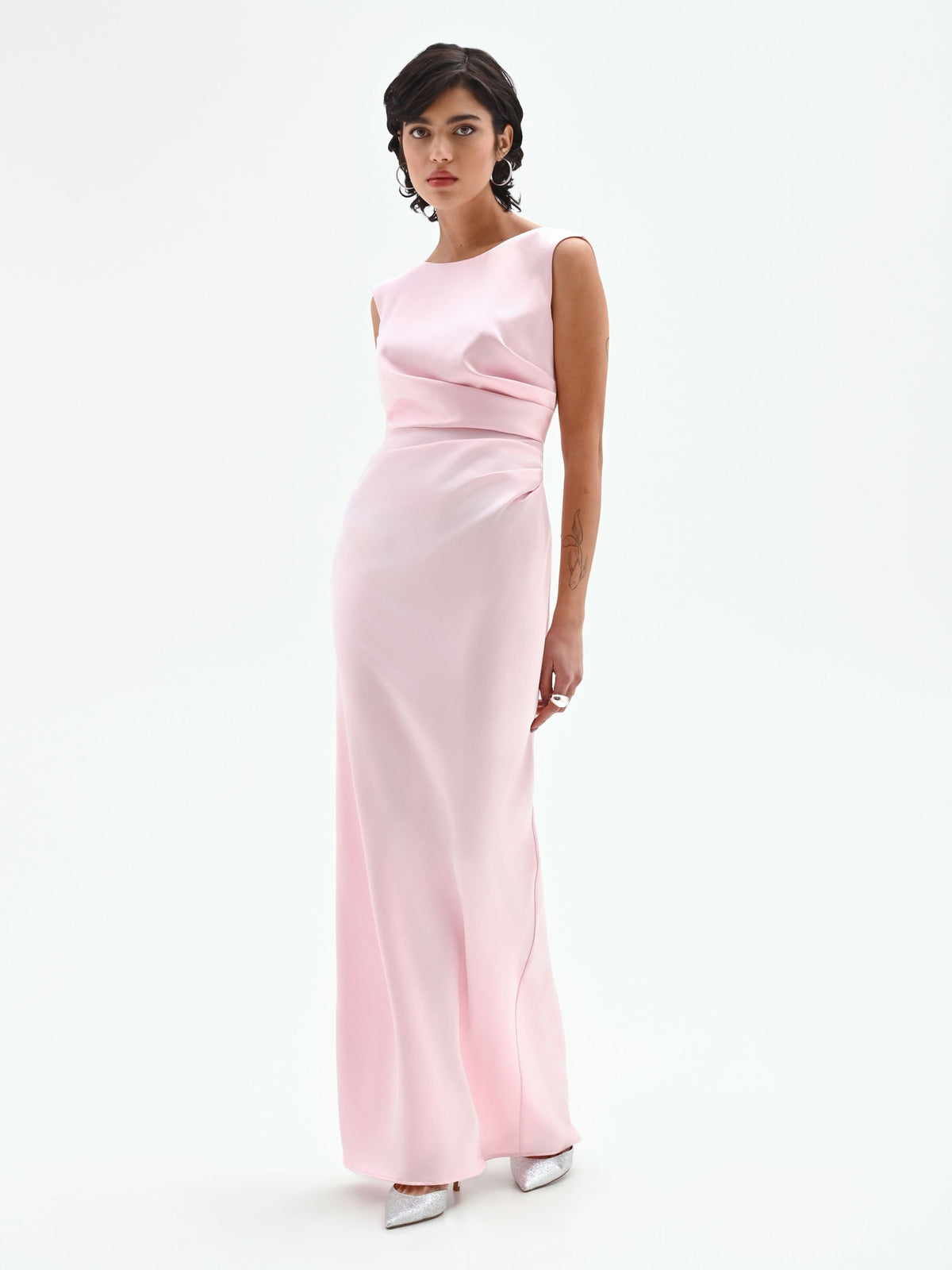 Abito lungo in raso drappeggiato rosa pastello