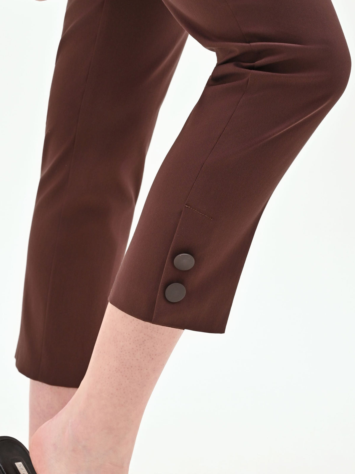 Pantalone a sigaretta cioccolato con spacchi decorati