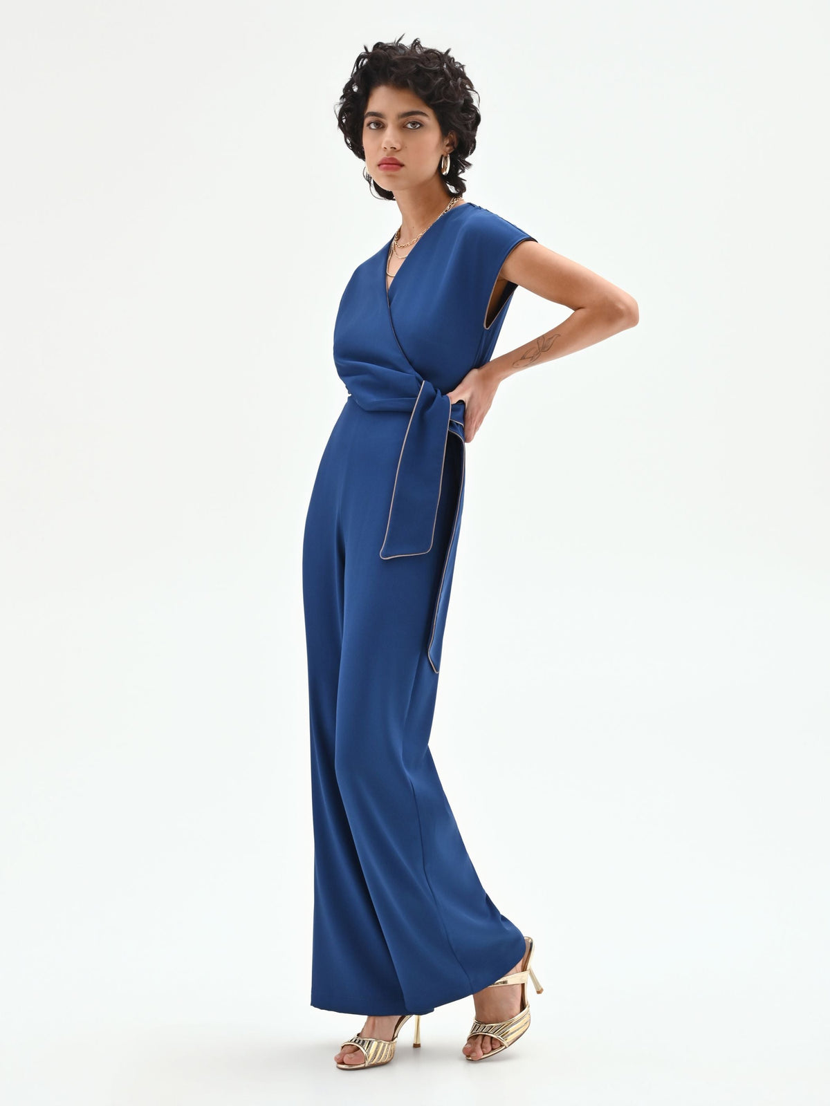 Tuta blu brillante con cintura annodata